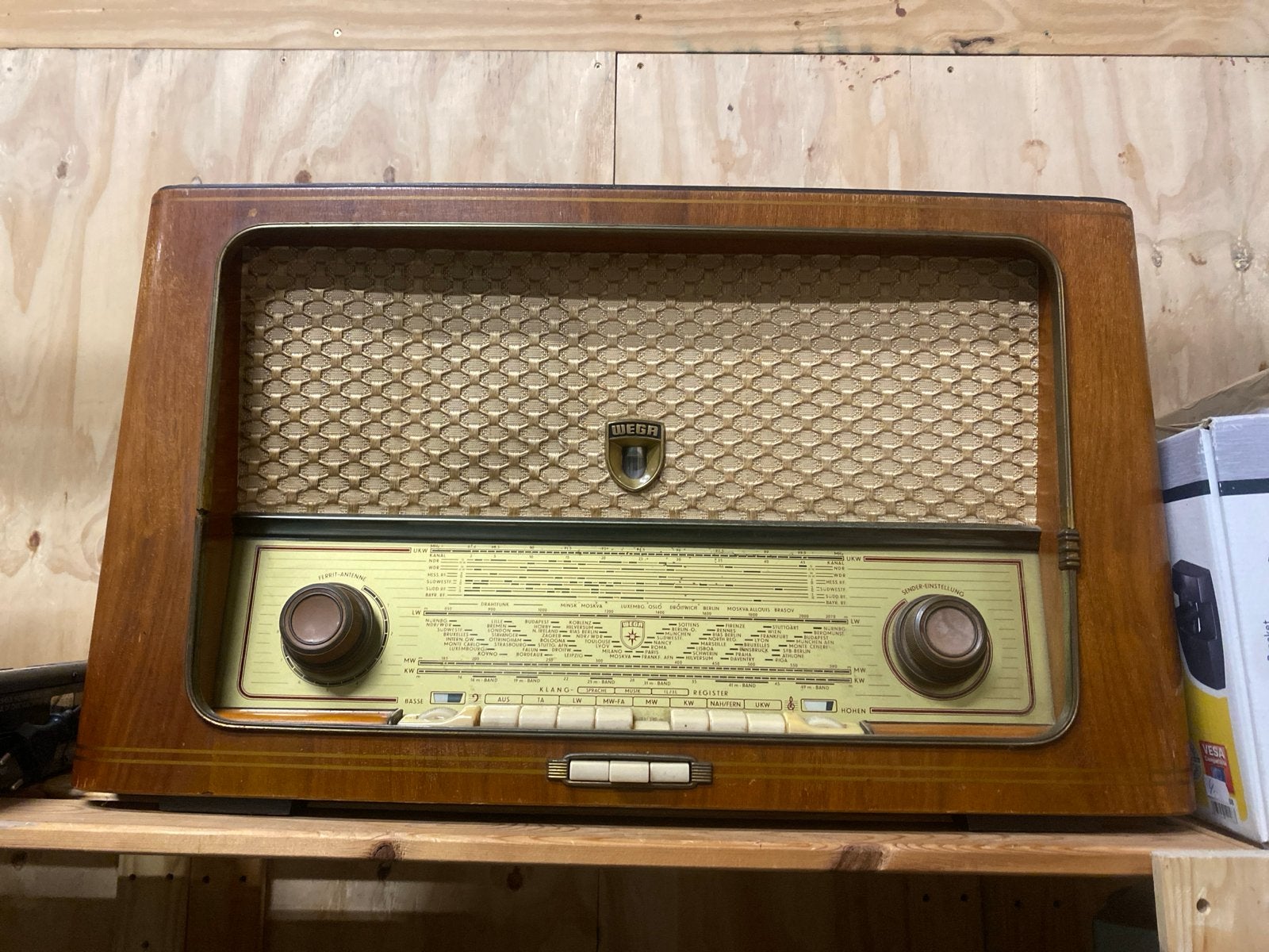 Vintage WEGA buizenradio - Prachtig decoratief stuk, Ophalen, Gebruikt, Radio