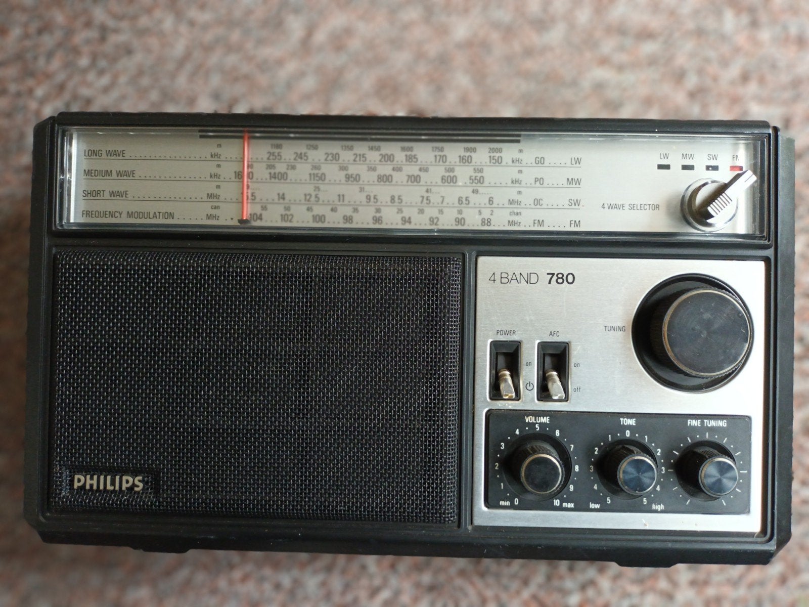 Philips 780 4 band vintage handradio ontvanger, Audio, Tv en Foto, Ophalen, Zo goed als nieuw, Transistorradio