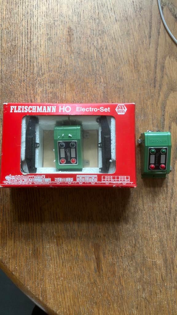 fleischmann set met 2 wisselaandrijvingen en 1 schakelaar, Hobby en Vrije tijd, Gelijkstroom, Fleischmann, Rails, Ophalen of Verzenden