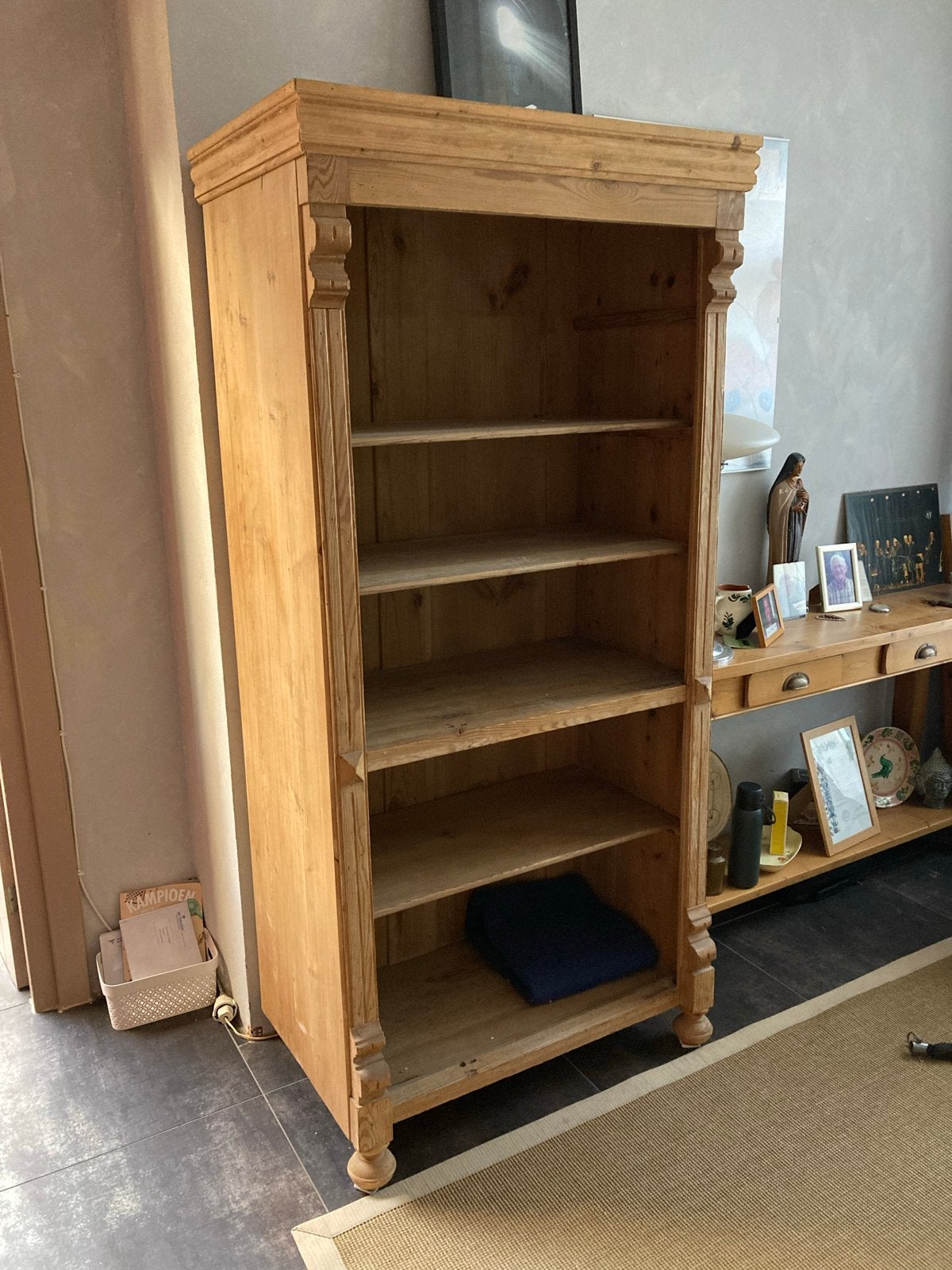 Antieke grenen boekenkast met sierlijke details, Ophalen