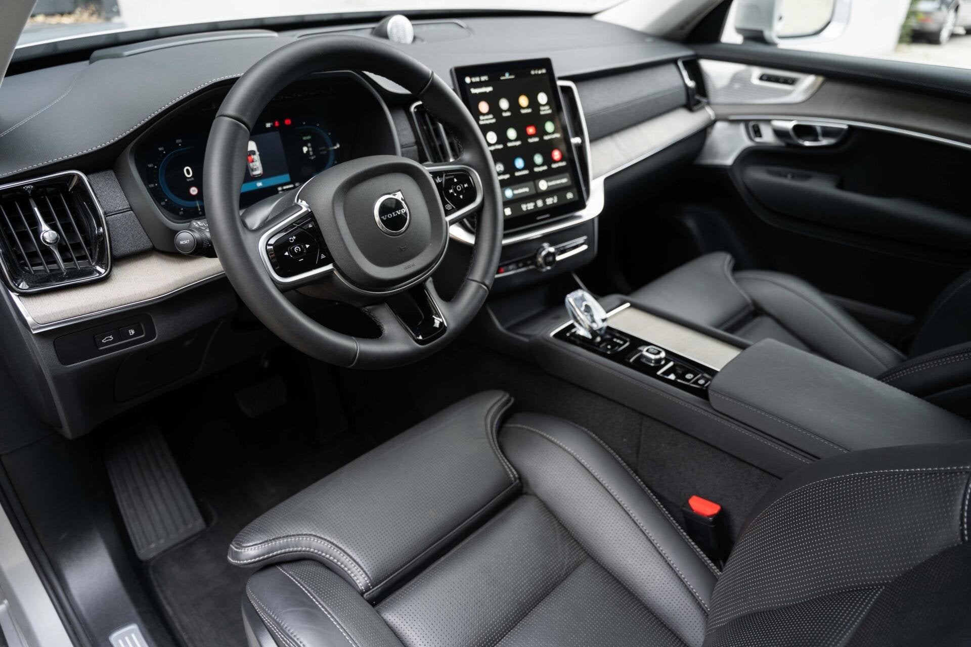 Volvo XC90 T8 Plus Bright B&W Pano Lucht 360 HUD Trek 22", Gebruikt, Zwart, 4 cilinders, 1969 cc