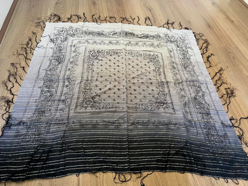Vierkante sjaal zwart wit zilver katoen, Kleding | Dames, Mutsen, Sjaals en Handschoenen, Maat 46/48 (XL) of groter, Ophalen of Verzenden