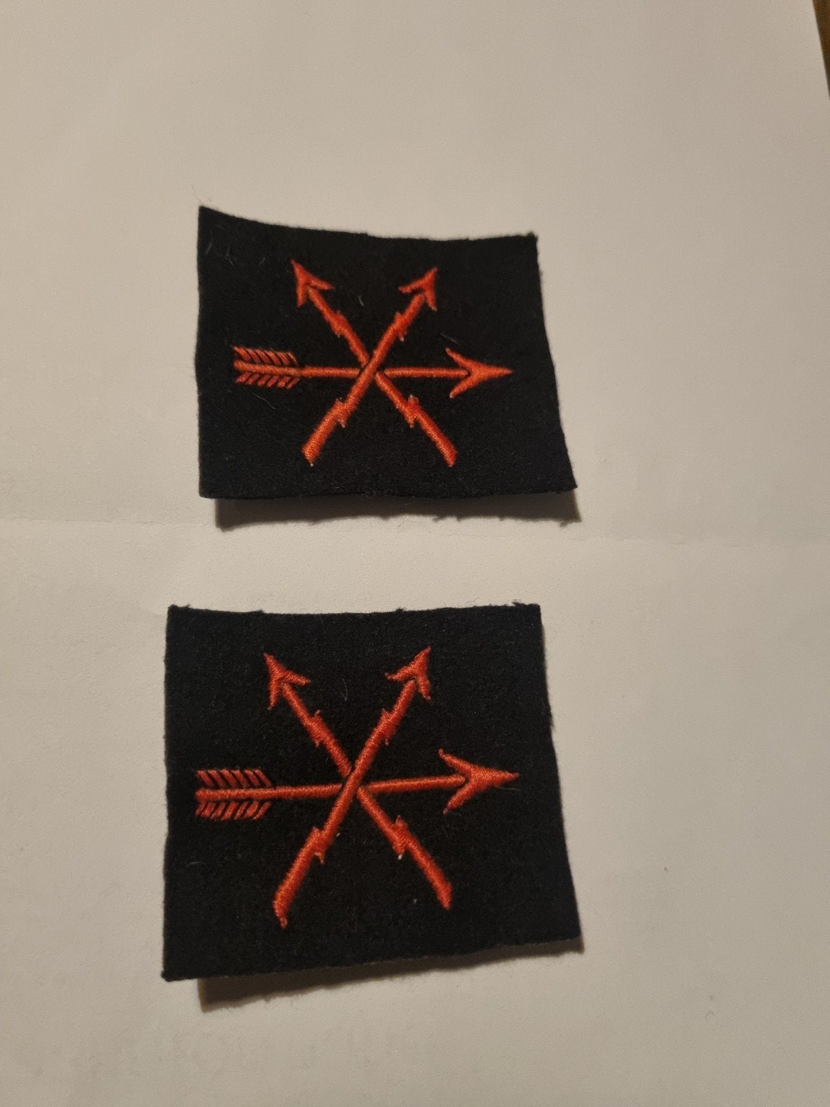 2x Embleem Koninlijke marine vuurgeleiding 2e klasse, Ophalen of Verzenden, Landmacht, Nederland, Embleem of Badge