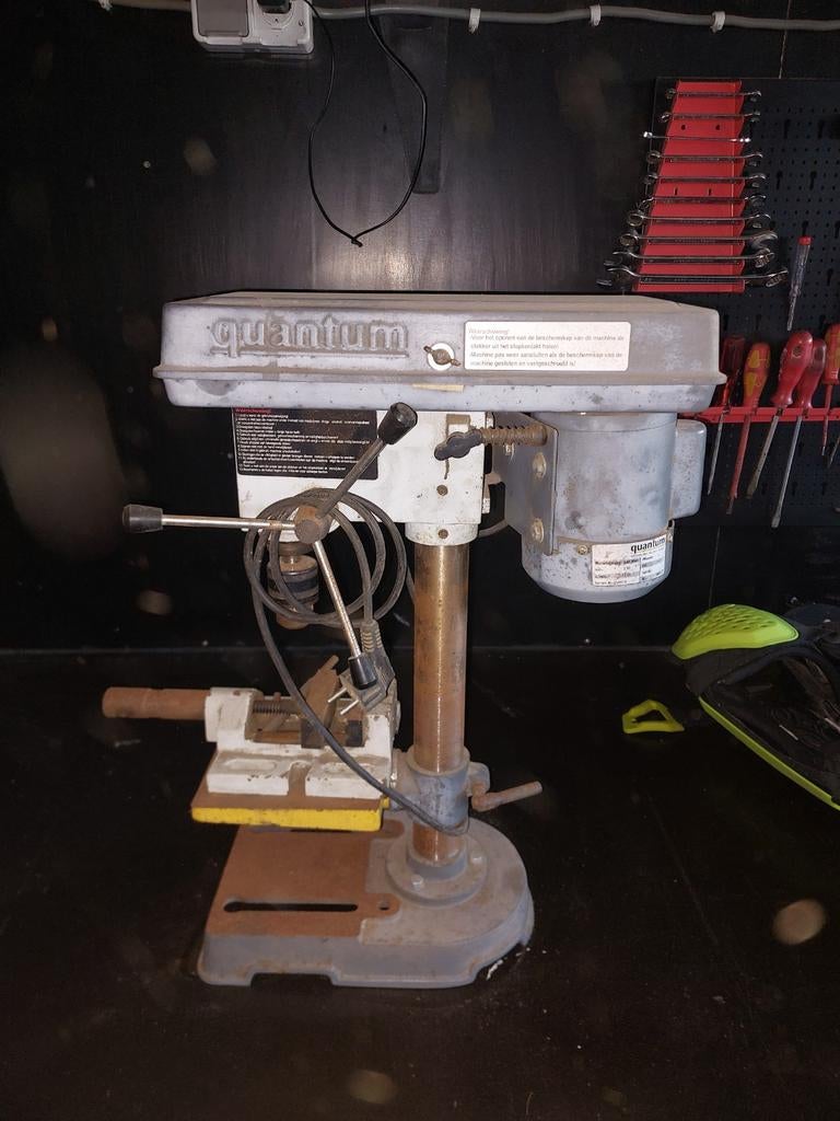 Quantum Kolomboormachine 220V - 300W, Doe-het-zelf en Verbouw, Ophalen of Verzenden, Gebruikt, Kolomboormachine, Variabele snelheid