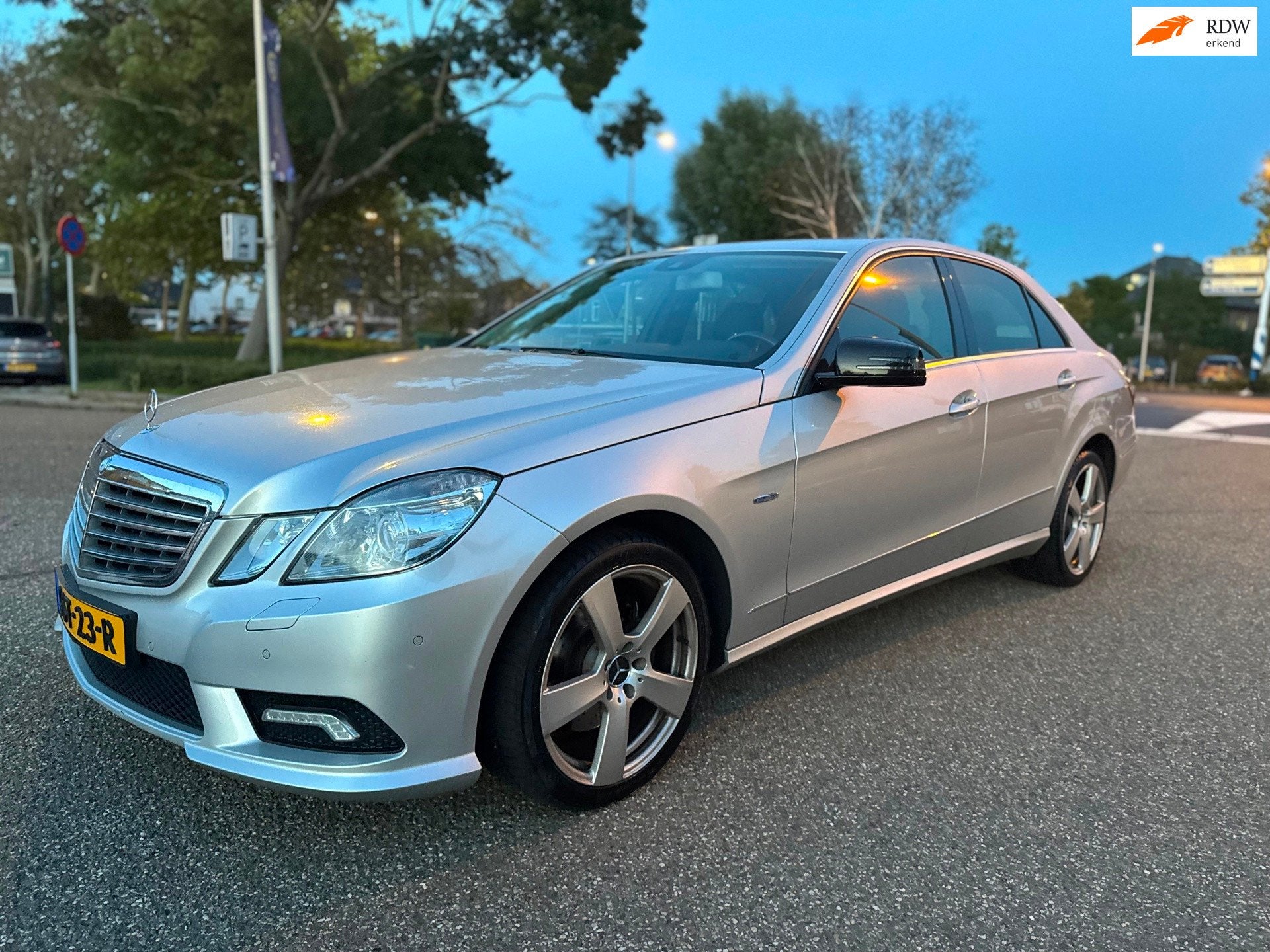 Mercedes-Benz E-klasse 350 CGI Avantgarde / automaat / leder, Auto's, Euro 5, Achterwielaandrijving, Gebruikt, Zwart