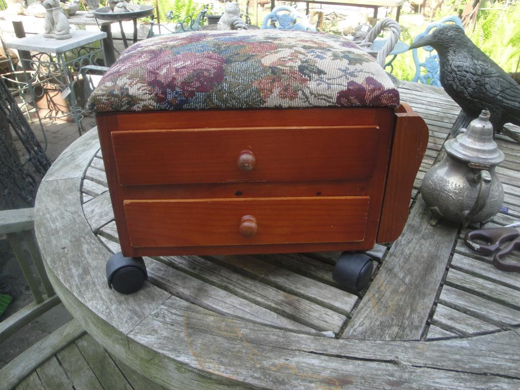 voetenbankje met laatje en gobelin stof, Antiek en Kunst, Curiosa en Brocante, Ophalen of Verzenden