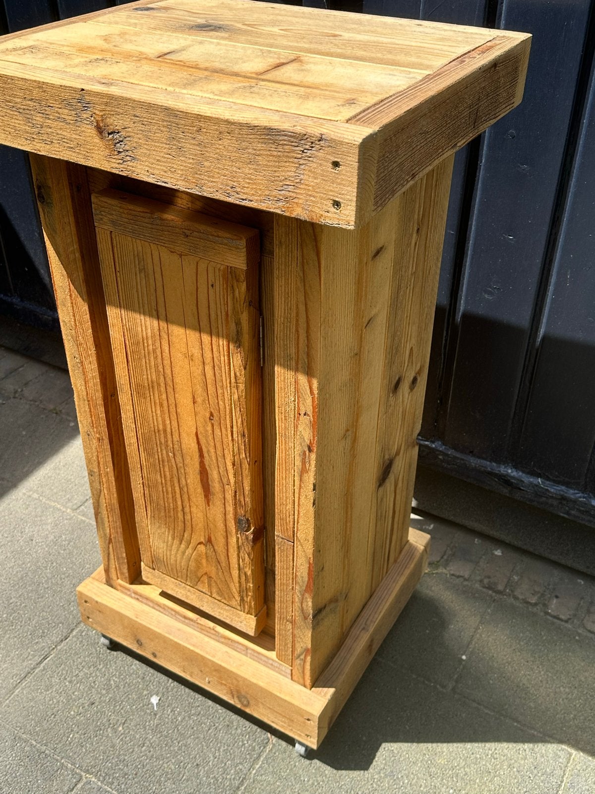 Steigerhout sokkel/zuil met opbergruimte en wieltjes, Ophalen, Gebruikt