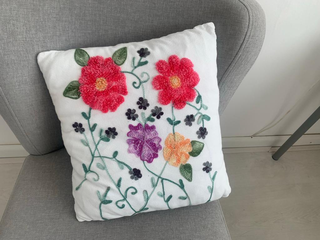 Decoratief Kussen met Geborduurde Bloemen, Ophalen of Verzenden, Zo goed als nieuw, Wit, Vierkant