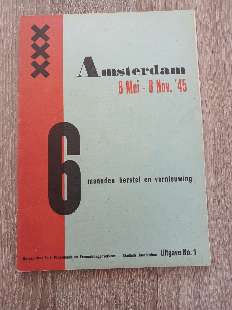 Boekje Amsterdam 8 mei - 8 nov. 1945, Verzamelen, Militaria | Tweede Wereldoorlog, Ophalen of Verzenden, Overige soorten, Nederland