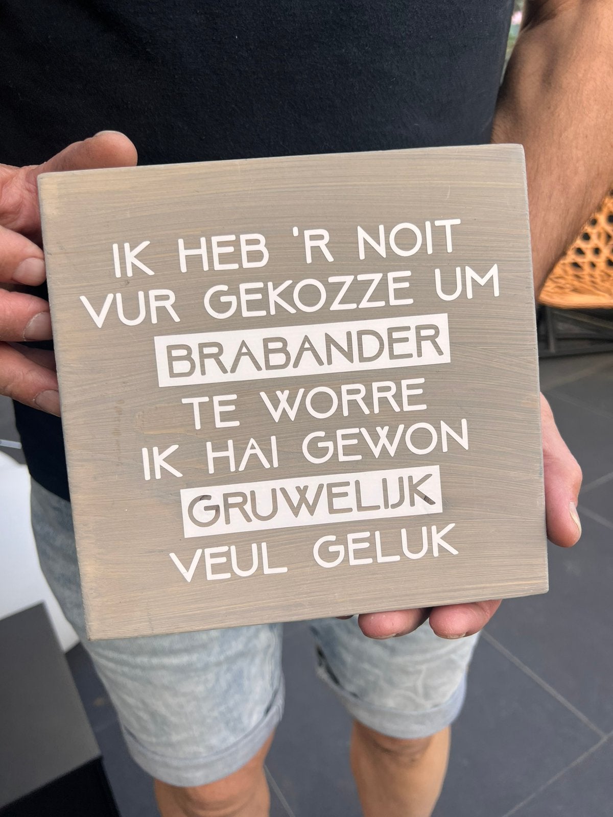 Leuke houten tegel met grappige brabander tekst, Ophalen of Verzenden, Nieuw, Hout