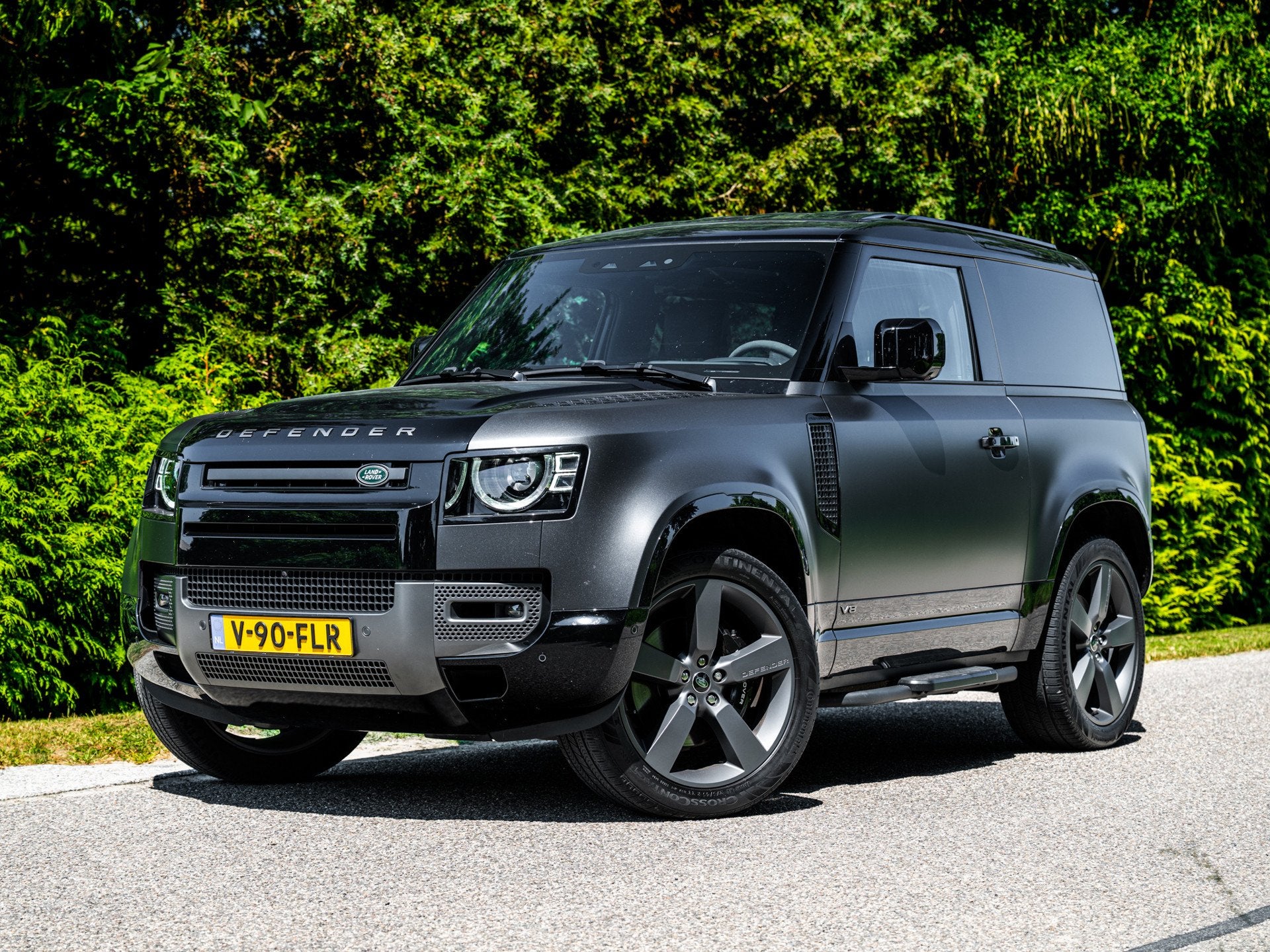 Land Rover Defender 90 5.0 P525 90 V8 | Carpathian Edition |, Auto's, Land Rover, Automaat, Dealer onderhouden, 2546 kg, Zwart