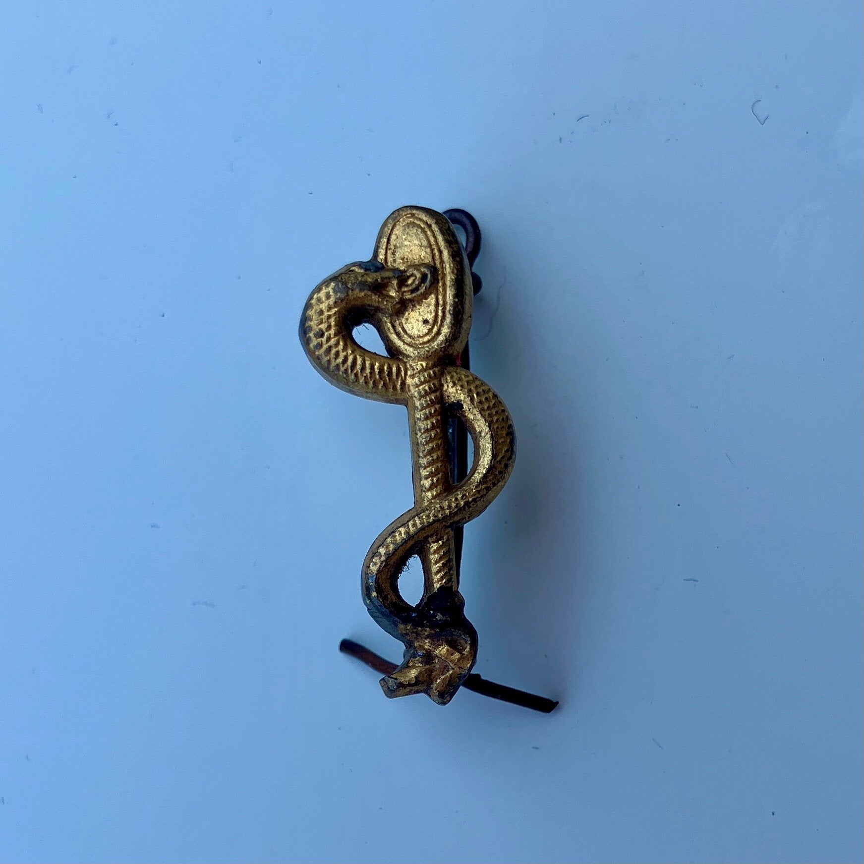 Metalen insigne arts Geneeskundige Dienst, Ophalen of Verzenden, Landmacht, Nederland, Embleem of Badge