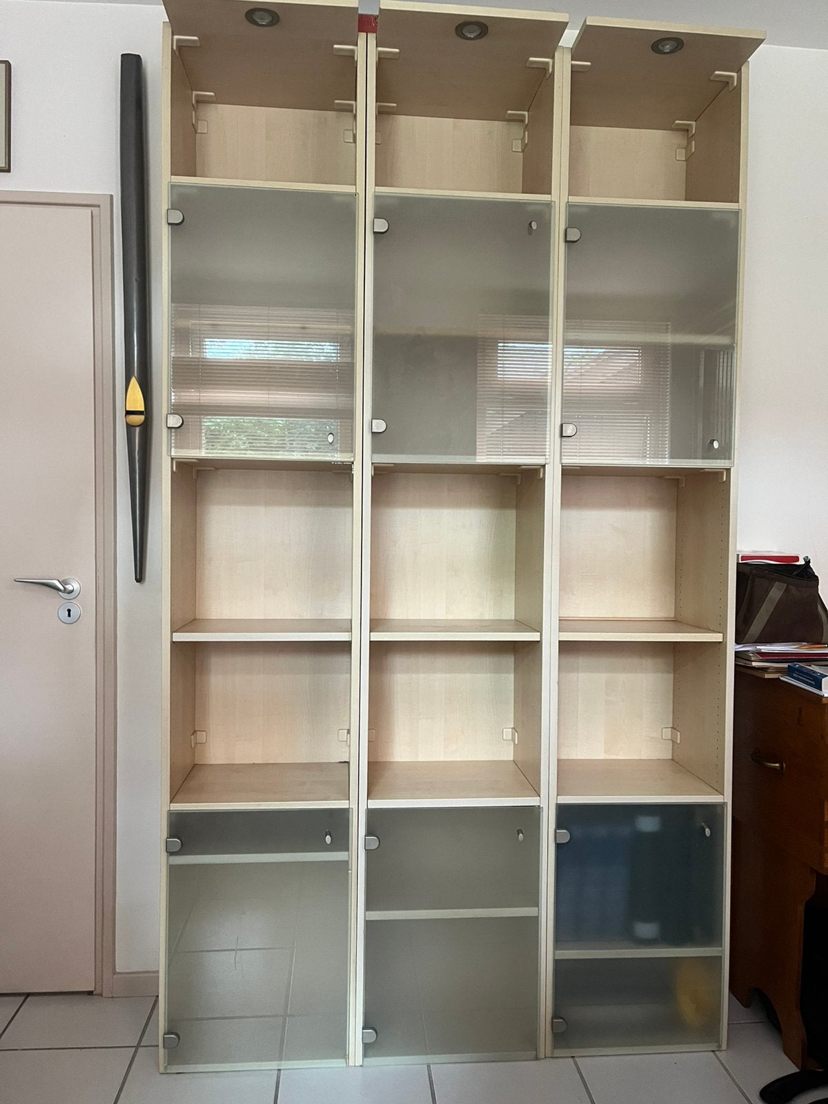 Boekenkast met glazen deurtjes, Huis en Inrichting, Gebruikt, Met deur(en), 200 cm of meer, Ophalen of Verzenden