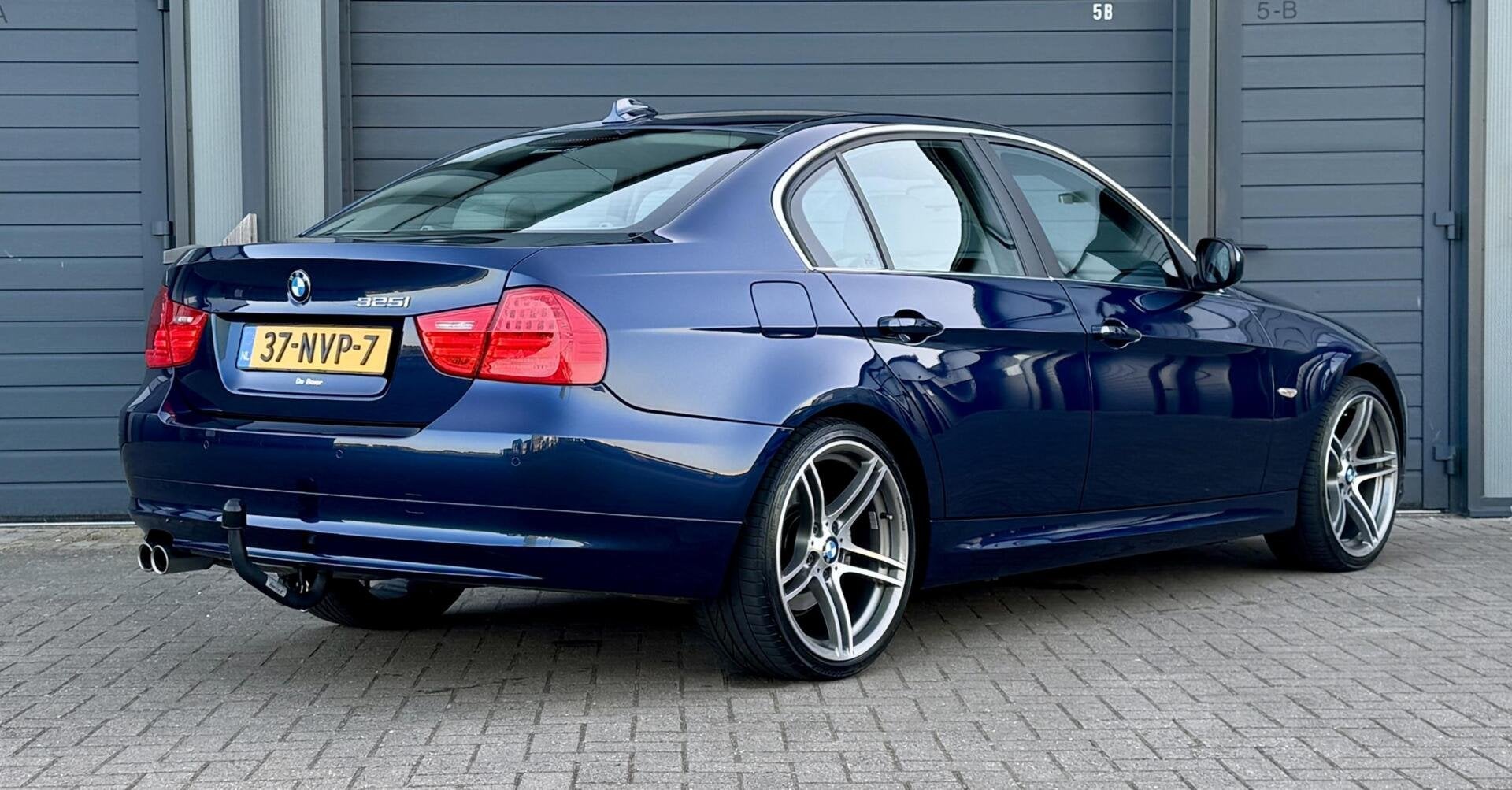 BMW 3-serie 325i 218 pk | 6 CILINDER | LAGE KM NAP ! | AUTOM, Auto's, Automaat, Gebruikt, 2996 cc, Grijs