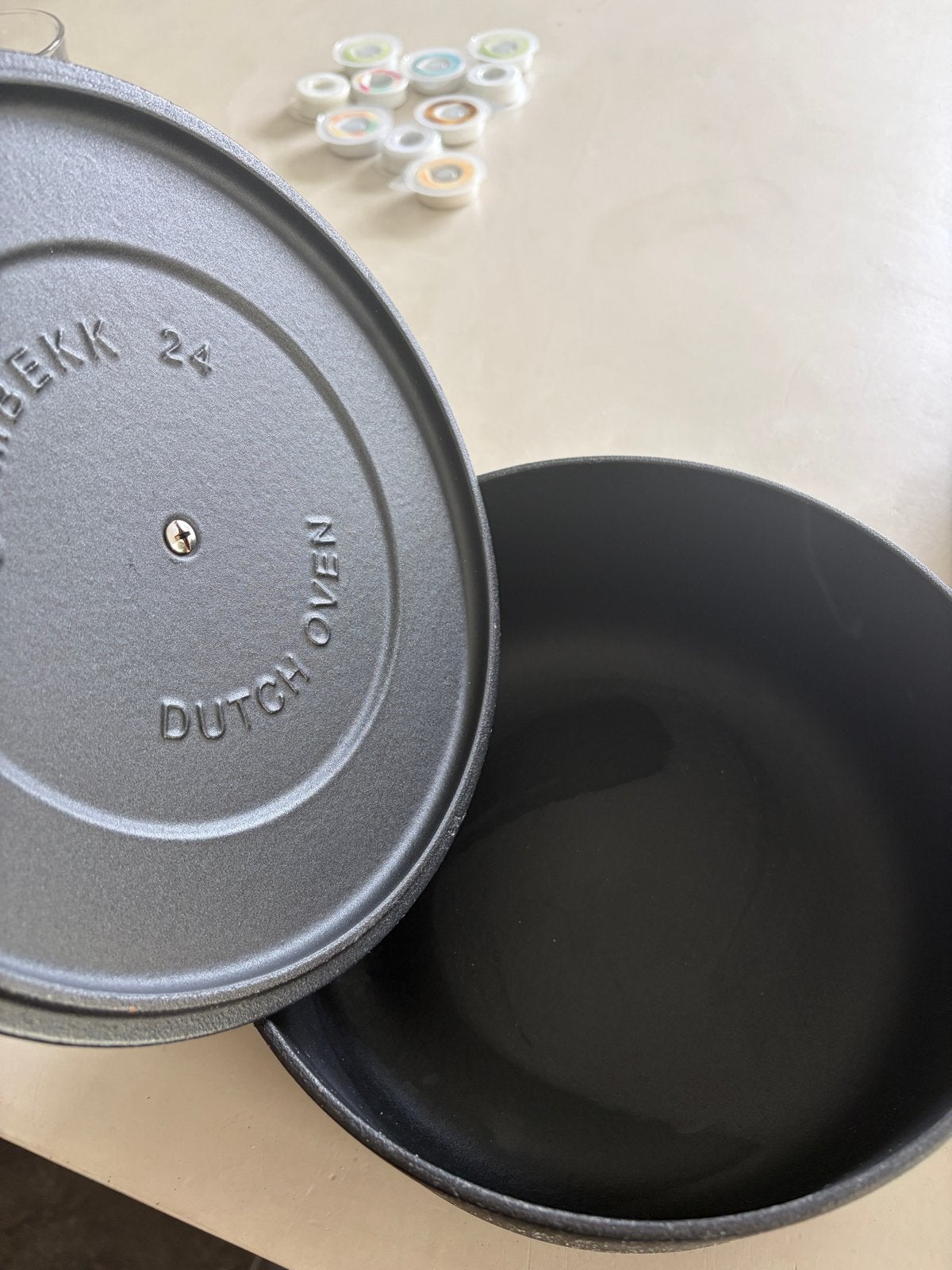 Gietijzeren Dutch Oven - 24 cm, Huis en Inrichting, Keuken | Potten en Pannen, Nieuw, Ophalen of Verzenden, Geschikt voor inductie