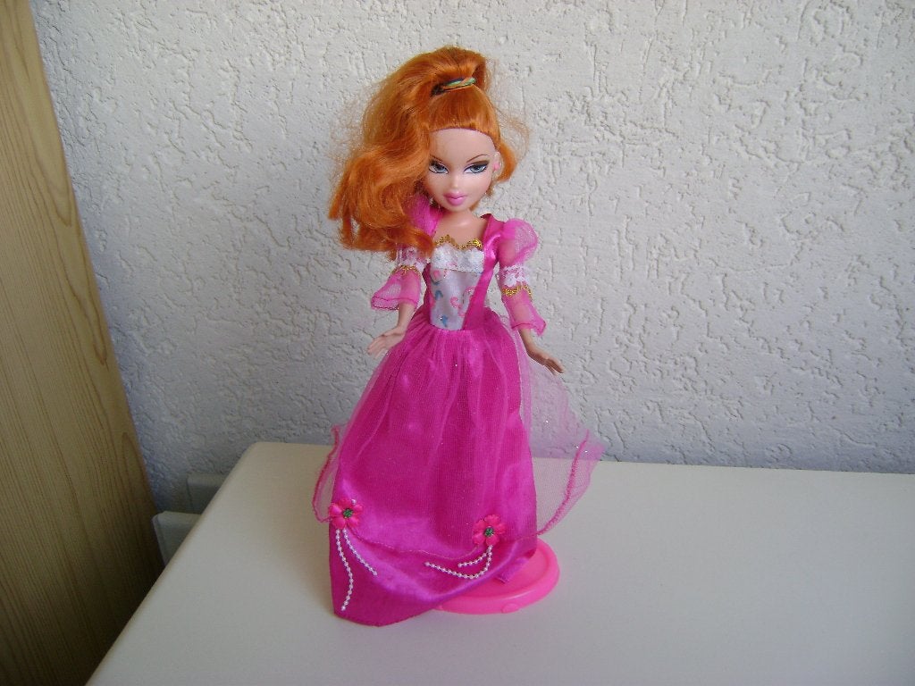 barbie met lange paarse avondjurk en rood haar en tule laag, Ophalen of Verzenden, Gebruikt, Barbie
