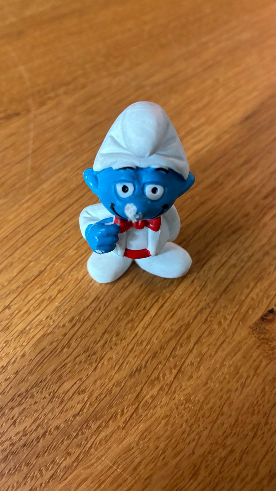 Smurf met wit pak en rode vlinderdas, Verzamelen, Ophalen of Verzenden, Gebruikt, Overige Smurfen, Poppetje, Figuurtje of Knuffel