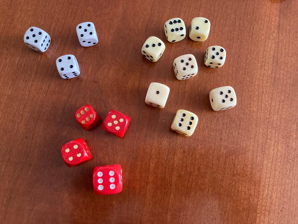 allerlei dobbelstenen scrabblestenen etc., Vijf spelers of meer, Ophalen of Verzenden, Zo goed als nieuw