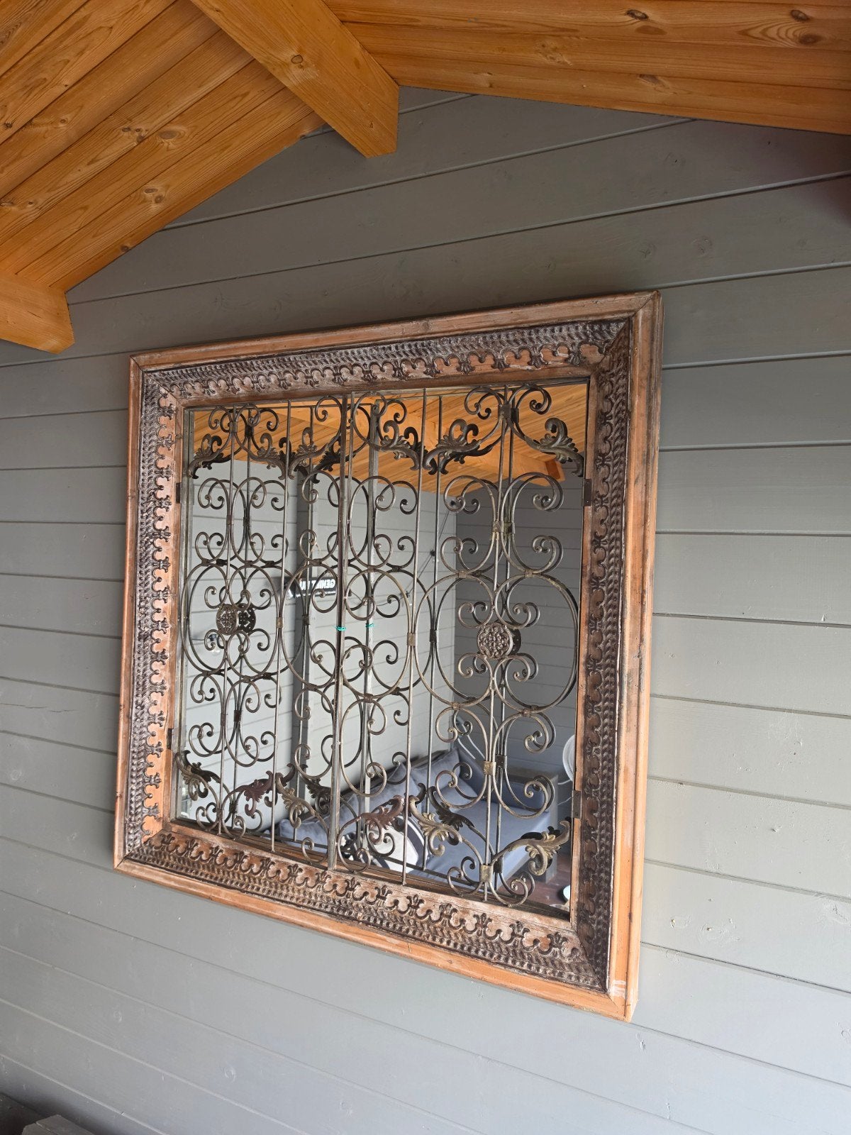 Decoratieve spiegel met smeedijzeren luiken, Ophalen