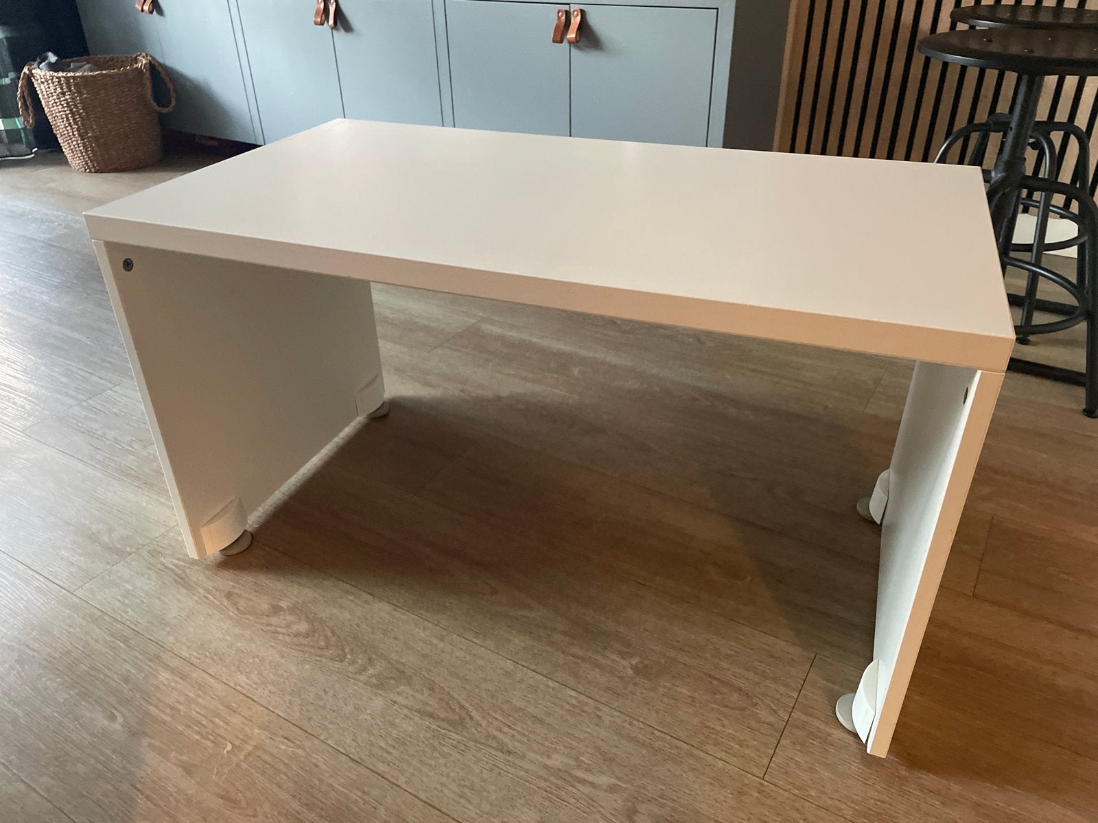 Gratis Klein Wit bureau - voor kleine kinderen, Huis en Inrichting, Bureaus, Ophalen, Overige typen, Gebruikt, Spaanplaat of MDF