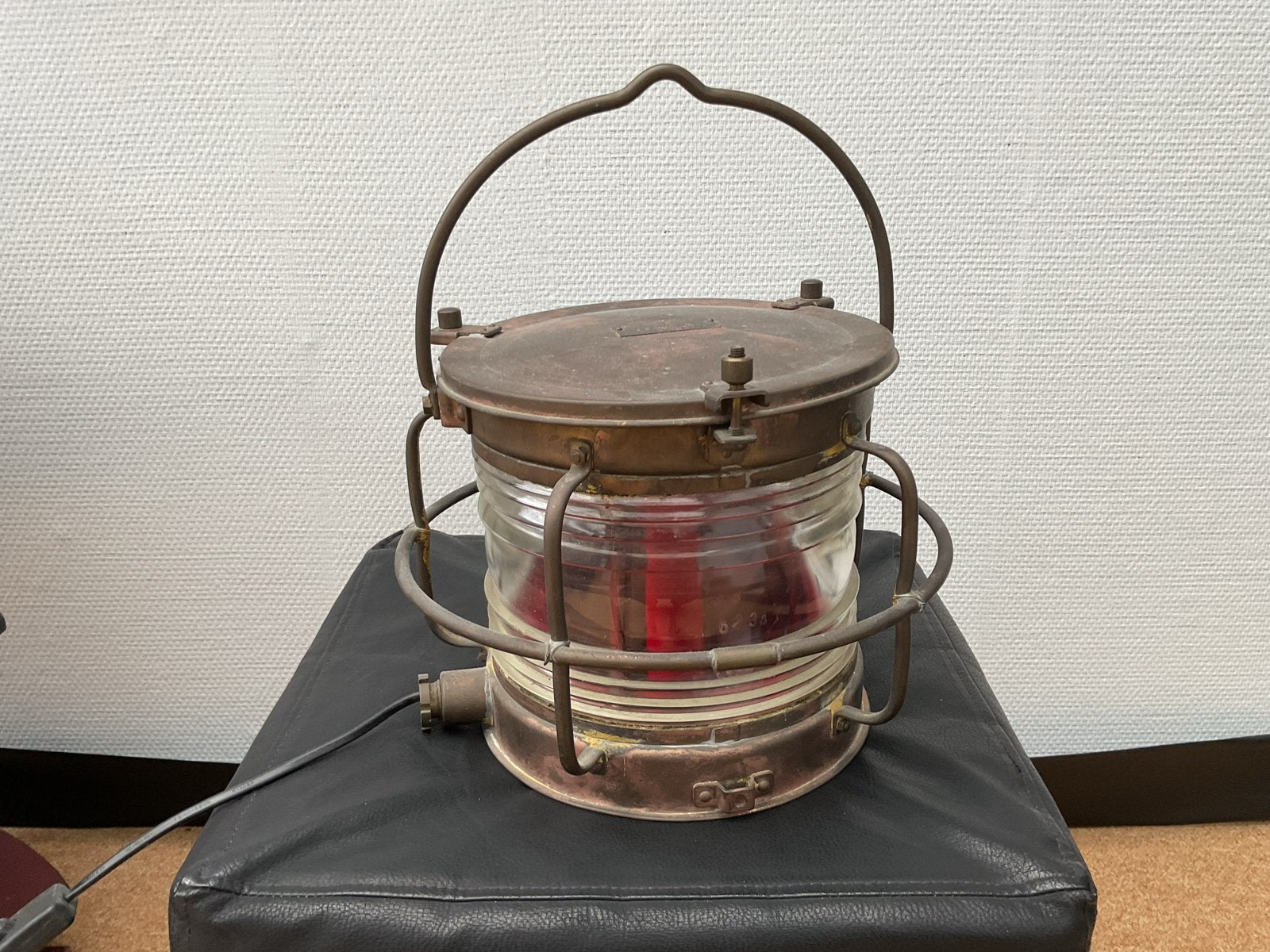 Antieke scheepslamp met rood glas, Ophalen