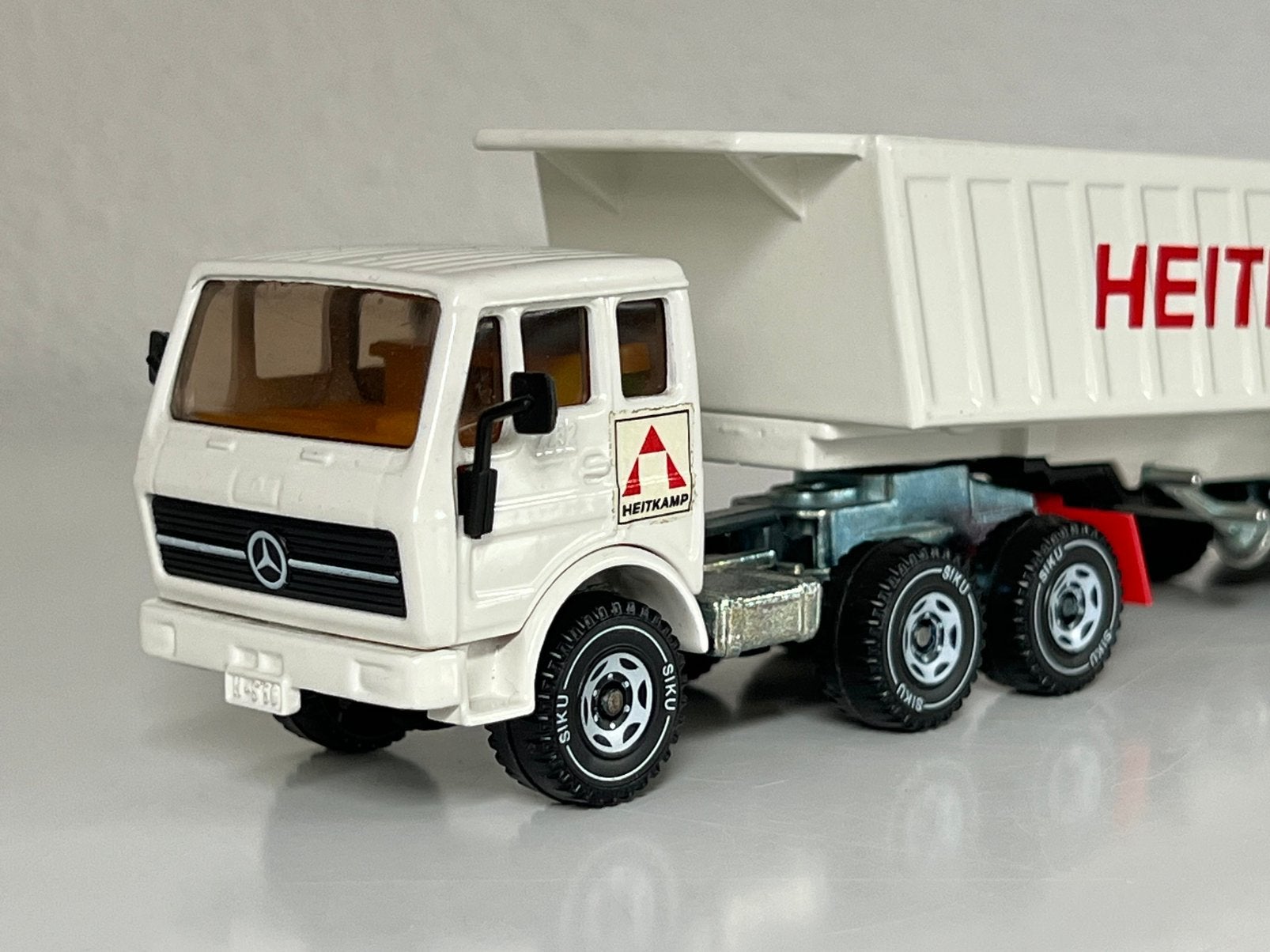Siku 2919 Mercedes-Benz kiepwagen 'Heitkamp' - Nieuwstaat, Ophalen of Verzenden, Nieuw, Bus of Vrachtwagen, SIKU
