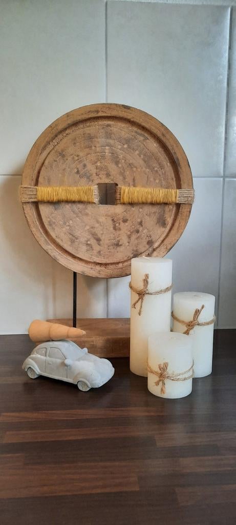 Rond ornament op voet en kever met kerstboom op de auto, Hout, Nieuw, Ophalen of Verzenden, Japandi