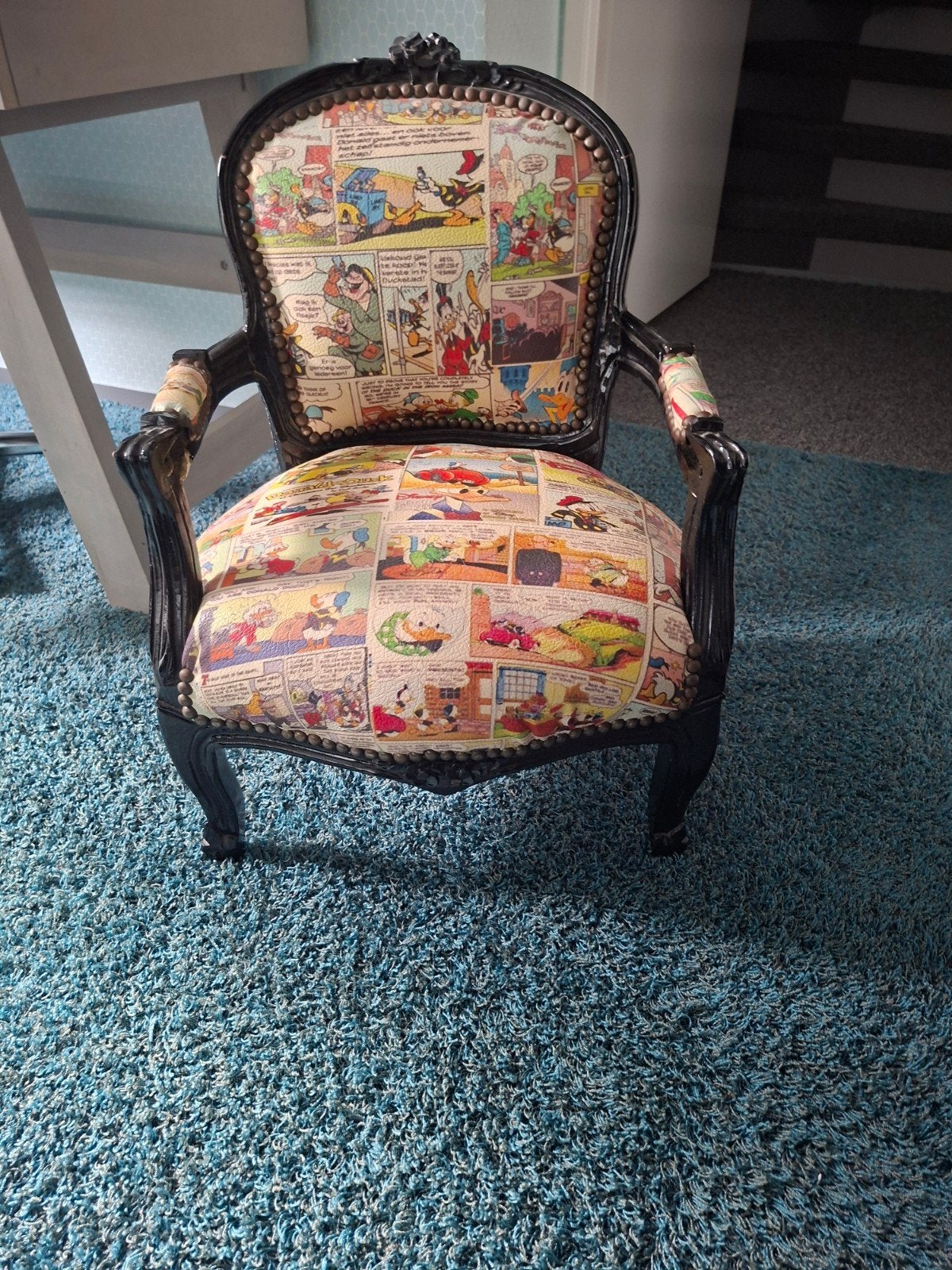 Unieke stoel met Donald Duck stripbekleding, Huis en Inrichting, Ophalen, Hout, Gebruikt, Zwart