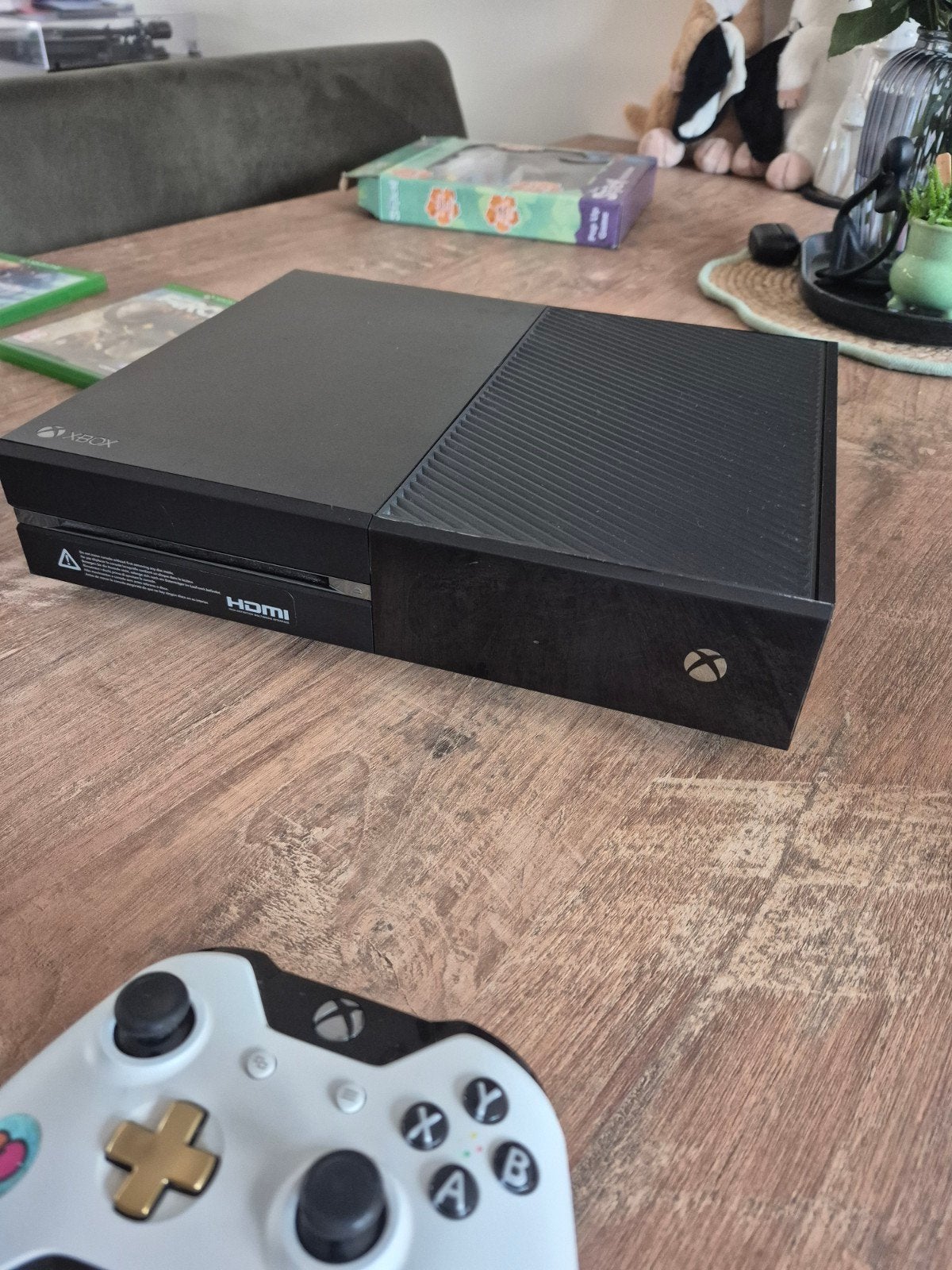 Xbox One met 2 controllers, oplaadstation en 2 spellen, Ophalen of Verzenden, Gebruikt, Vanaf 18 jaar