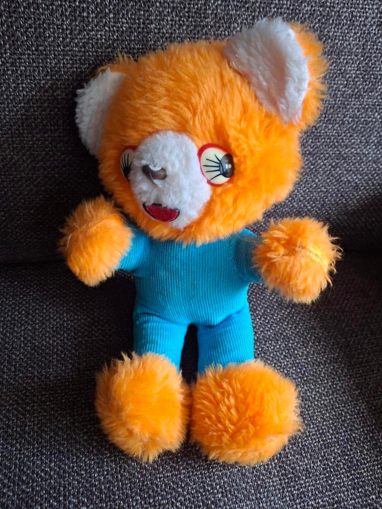 Teddybeertje jaren 70 vintage oranje en blauw pakje, Ophalen of Verzenden, Stoffen beer, Overige merken
