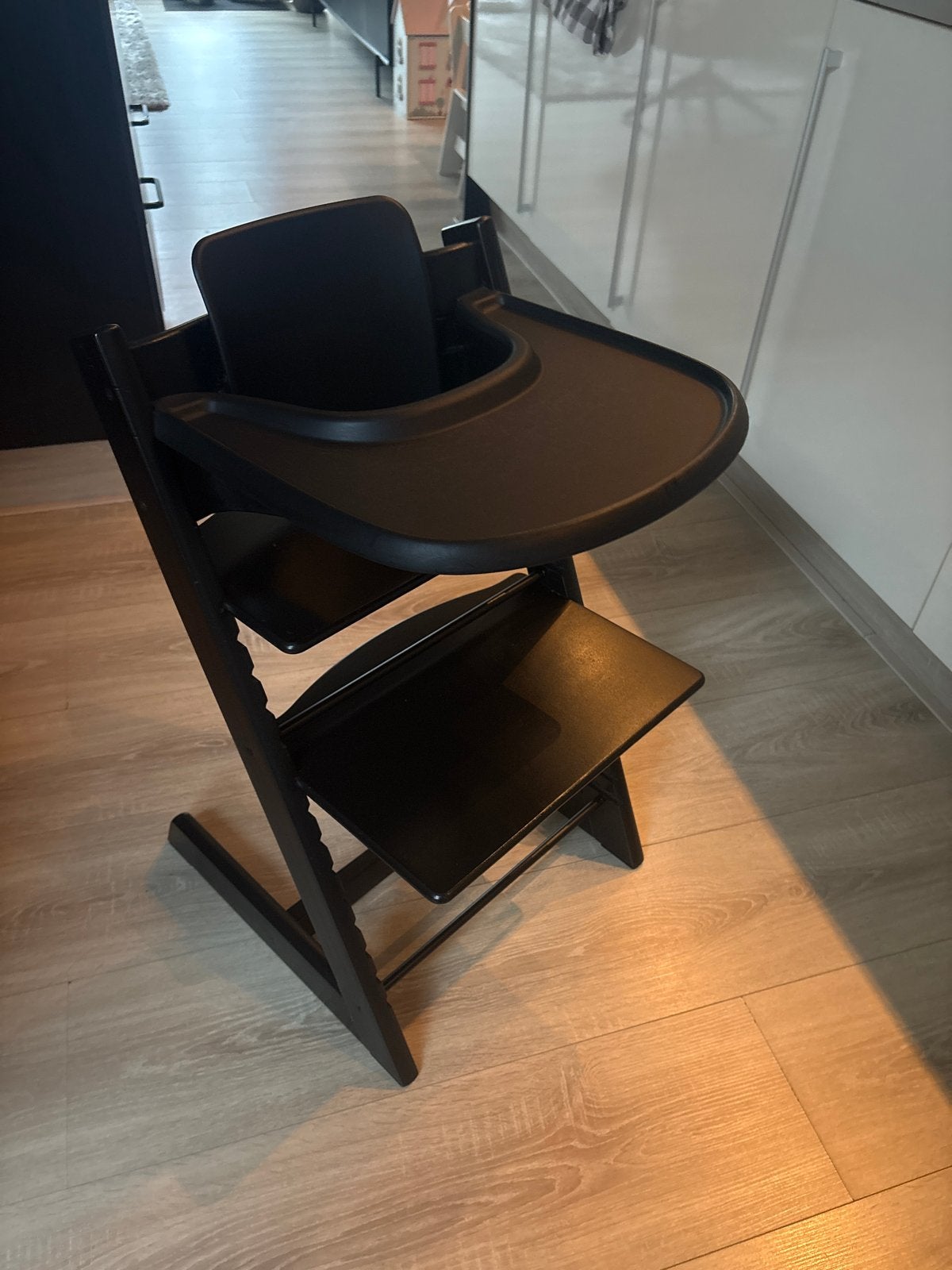 Stokke Tripp Trapp zwart incl. Baby Set en Tray, Kinderen en Baby's, Kinderstoelen, Ophalen, Gebruikt, Meegroeistoel, Afneembaar eetblad