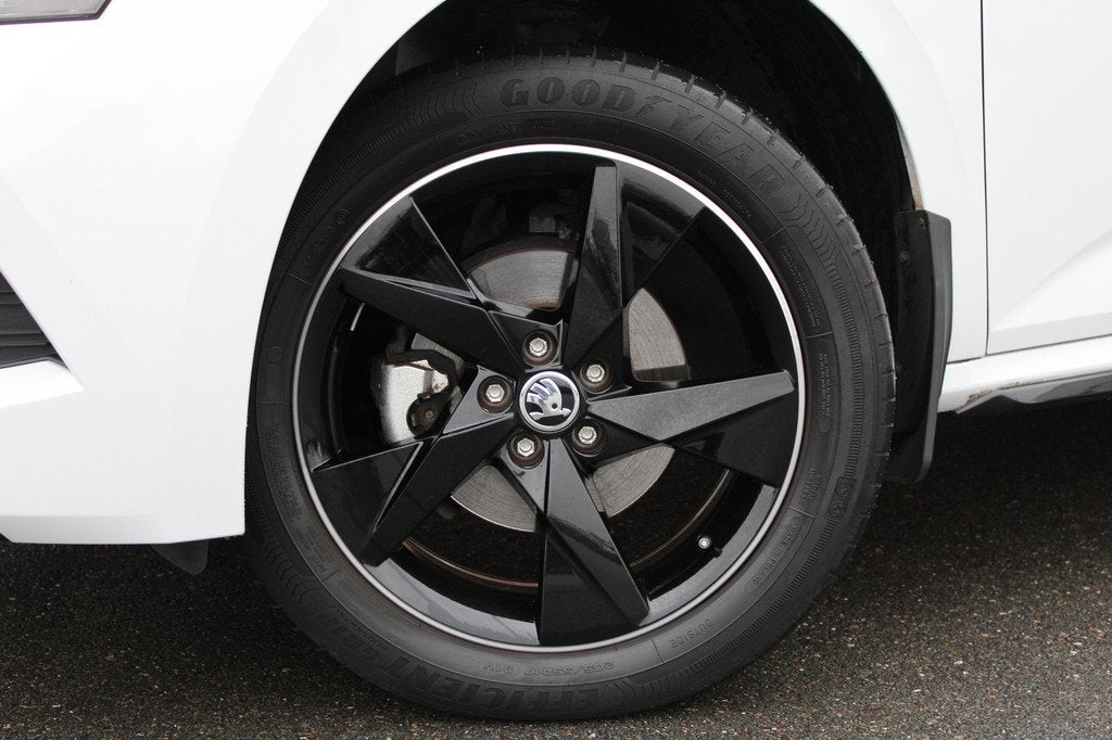 Skoda Kamiq 1.0 111PK DSG Monte Carlo |PANO-DAK|SPORTSTOELEN, Stof, Gebruikt, Wit, 630 kg