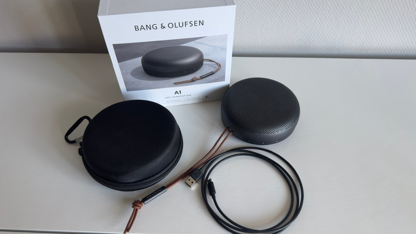 B&O Beosound A1 2nd Gen, Nieuwstaat + Luxe beschermetui, Audio, Tv en Foto, Luidsprekers, Ophalen of Verzenden, Zo goed als nieuw