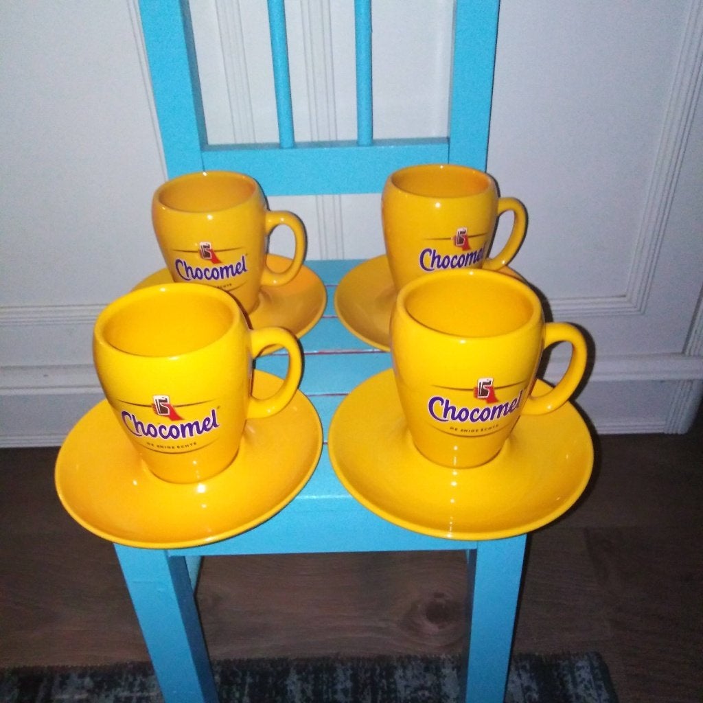 Chocomel bekers met schotel 4 stuks, Huis en Inrichting, Keuken | Servies, Ophalen, Gebruikt, Overige stijlen, Kop(pen) en/of Schotel(s)
