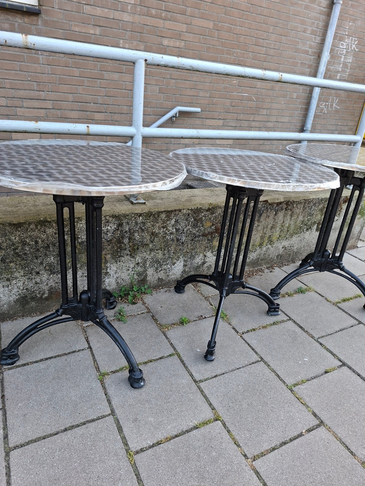 Twee ronde bistrotafels met gietijzeren onderstel, Ophalen, Gebruikt, 50 tot 100 cm, Overige materialen
