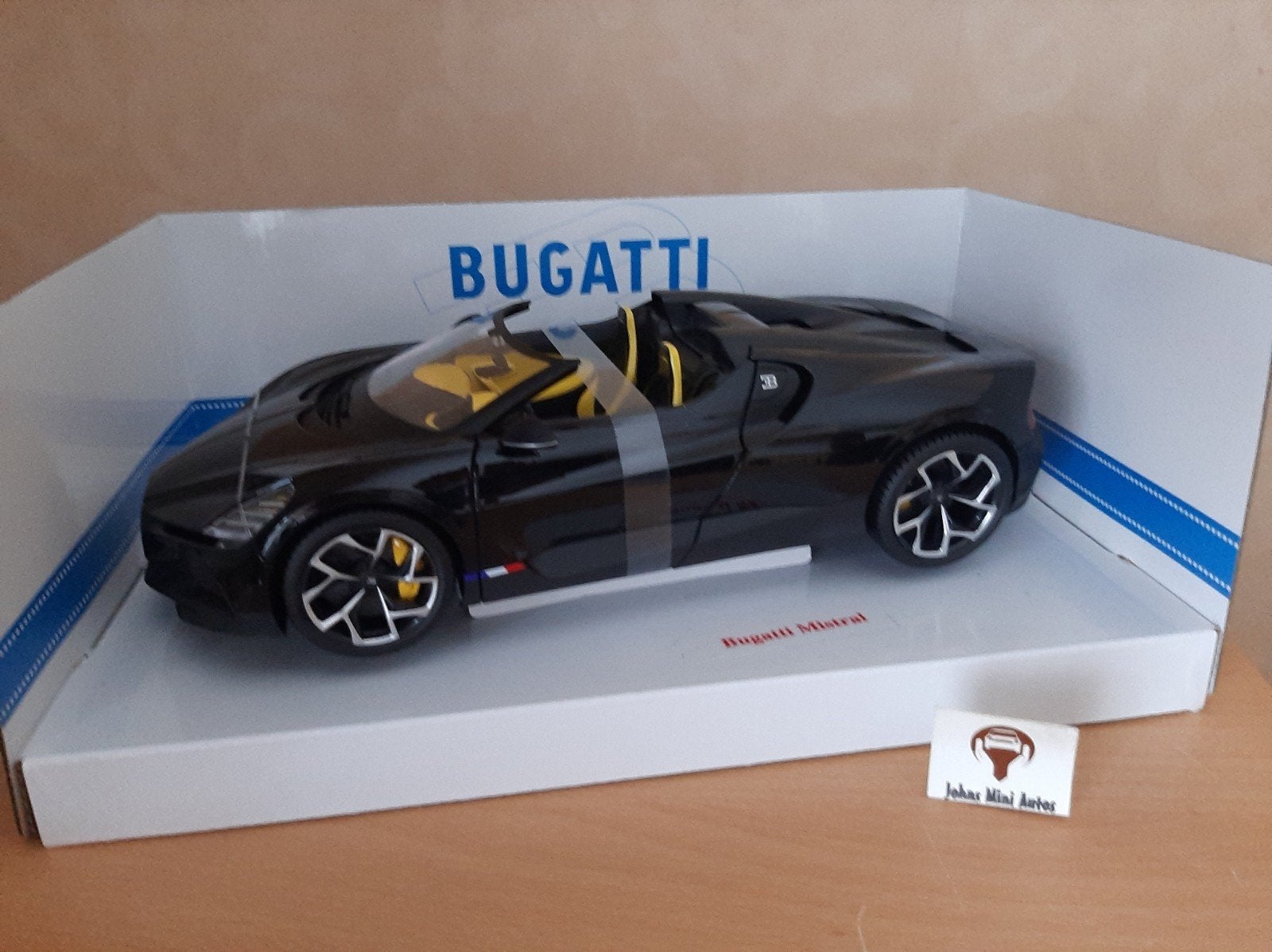 Bugatti W16 Mistral Cabriolet Pearl Black van Bburago 1:18, Auto, Nieuw, Ophalen of Verzenden, Bburago