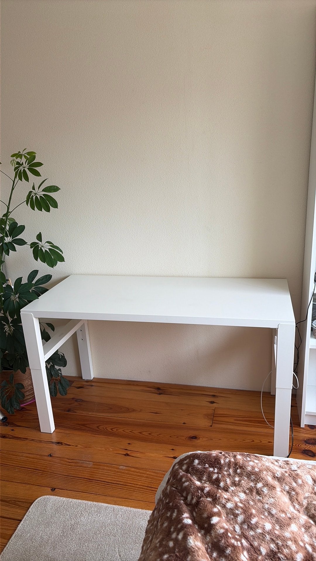 Wit bureau ikea, Huis en Inrichting, Bureaus, Ophalen, Schoolbureau, In hoogte verstelbaar, Zo goed als nieuw