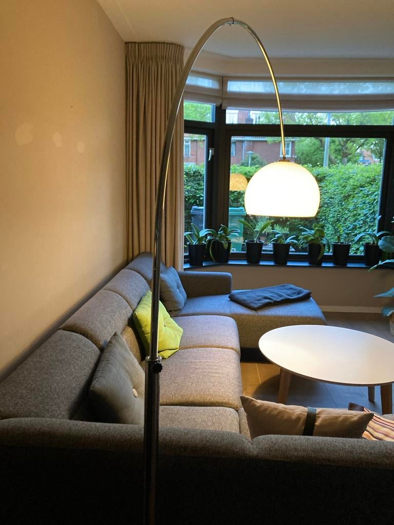 Moderne booglamp met marmeren voet