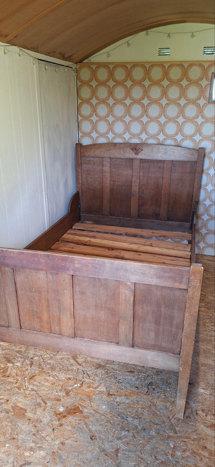Oud houten twijfelaar bed met lattenbodem, Ophalen