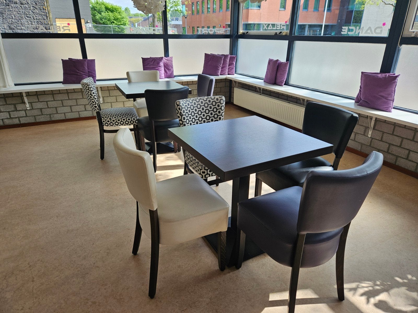 8 Horeca Stoelen en 2 Bistro Tafels (70x70), Ophalen, Gebruikt, Vijf, Zes of meer stoelen