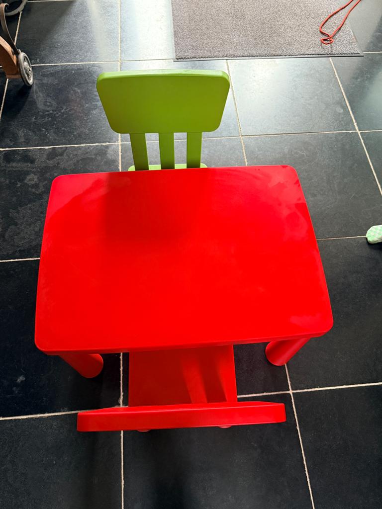 Ikea Mammut tafel en 2 stoeltjes, Kinderen en Baby's, Kinderkamer | Tafels en Stoelen, Ophalen, Gebruikt, Tafel(s) en Stoel(en)