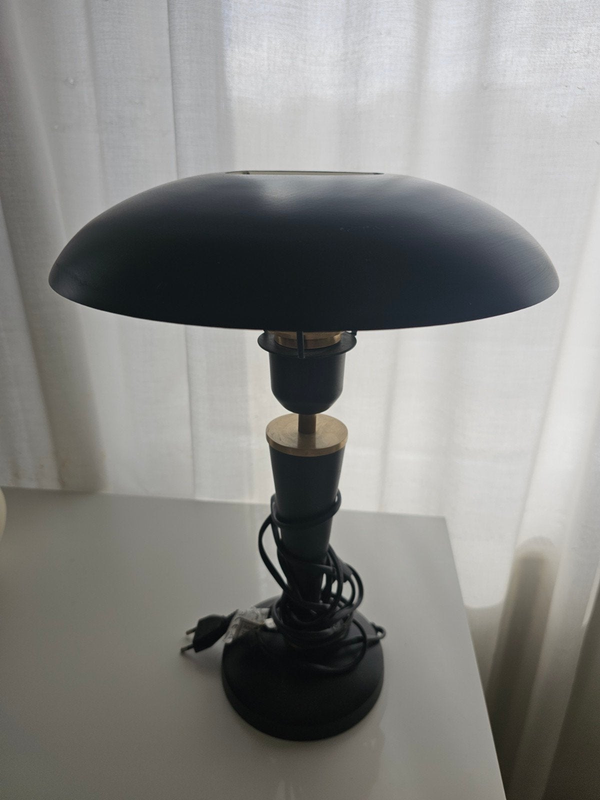 Zwarte bureaulamp met kap, Ophalen