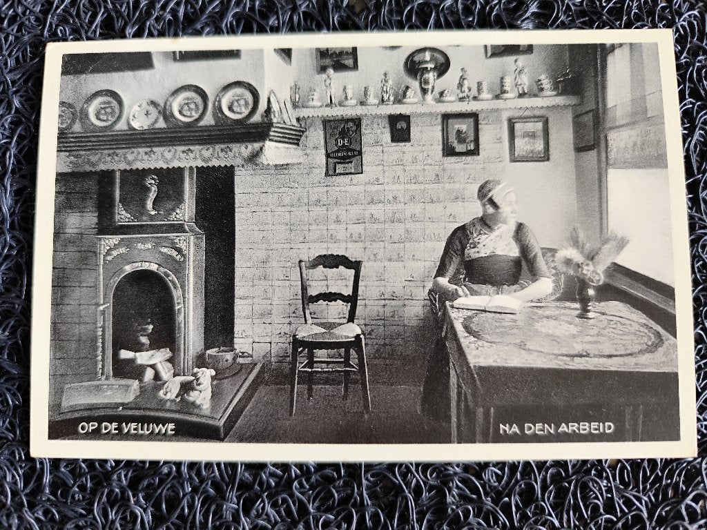 KLEDERDRACHT NA GEDANE ARBEID - VELUWE, Verzamelen, Ansichtkaarten | Nederland, Ophalen of Verzenden, 1920 tot 1940, Ongelopen