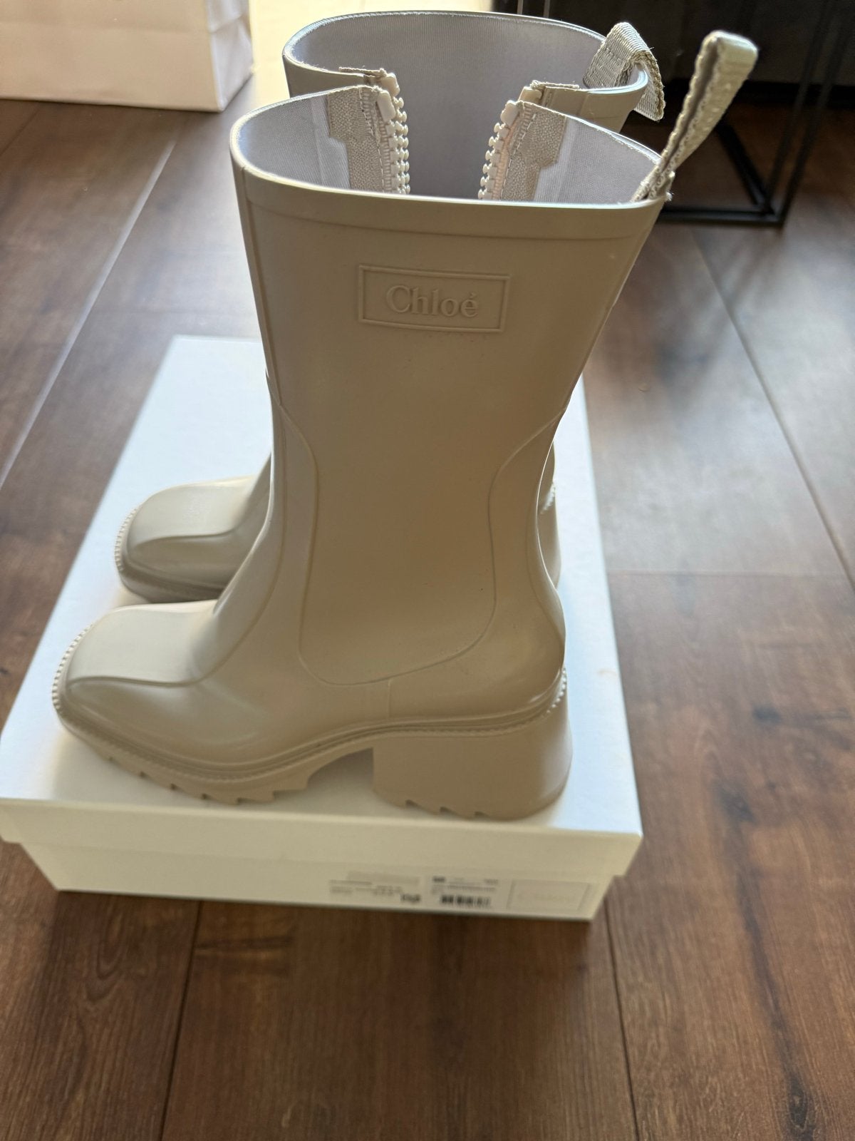 Chloé regenlaarzen maat 38 inclusief bon, Kleding | Dames, Schoenen, Ophalen of Verzenden, Nieuw, Beige, Regenlaarzen