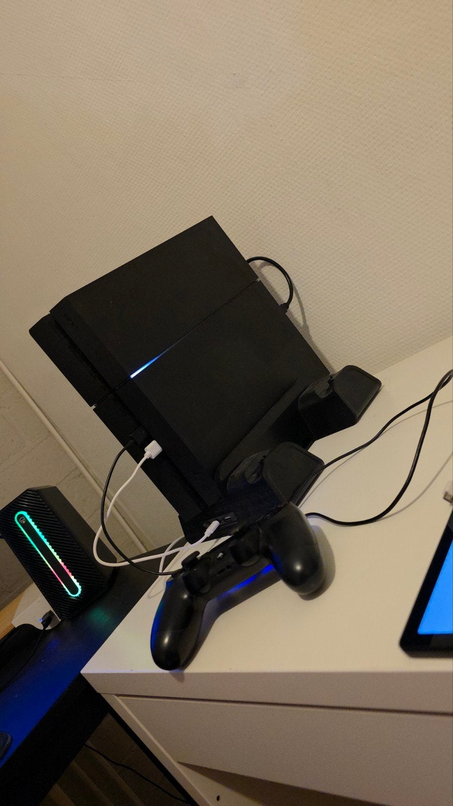 PlayStation 4 (PS4) met controller en standaard, Met 2 controllers, Ophalen of Verzenden, Zo goed als nieuw, 1 TB