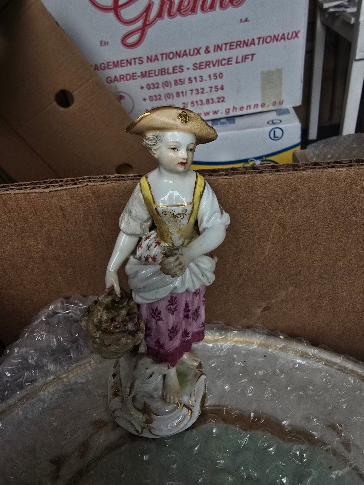 Antiek Porseleinen Beeldje meissen porselein Dame met Mandje, Ophalen of Verzenden
