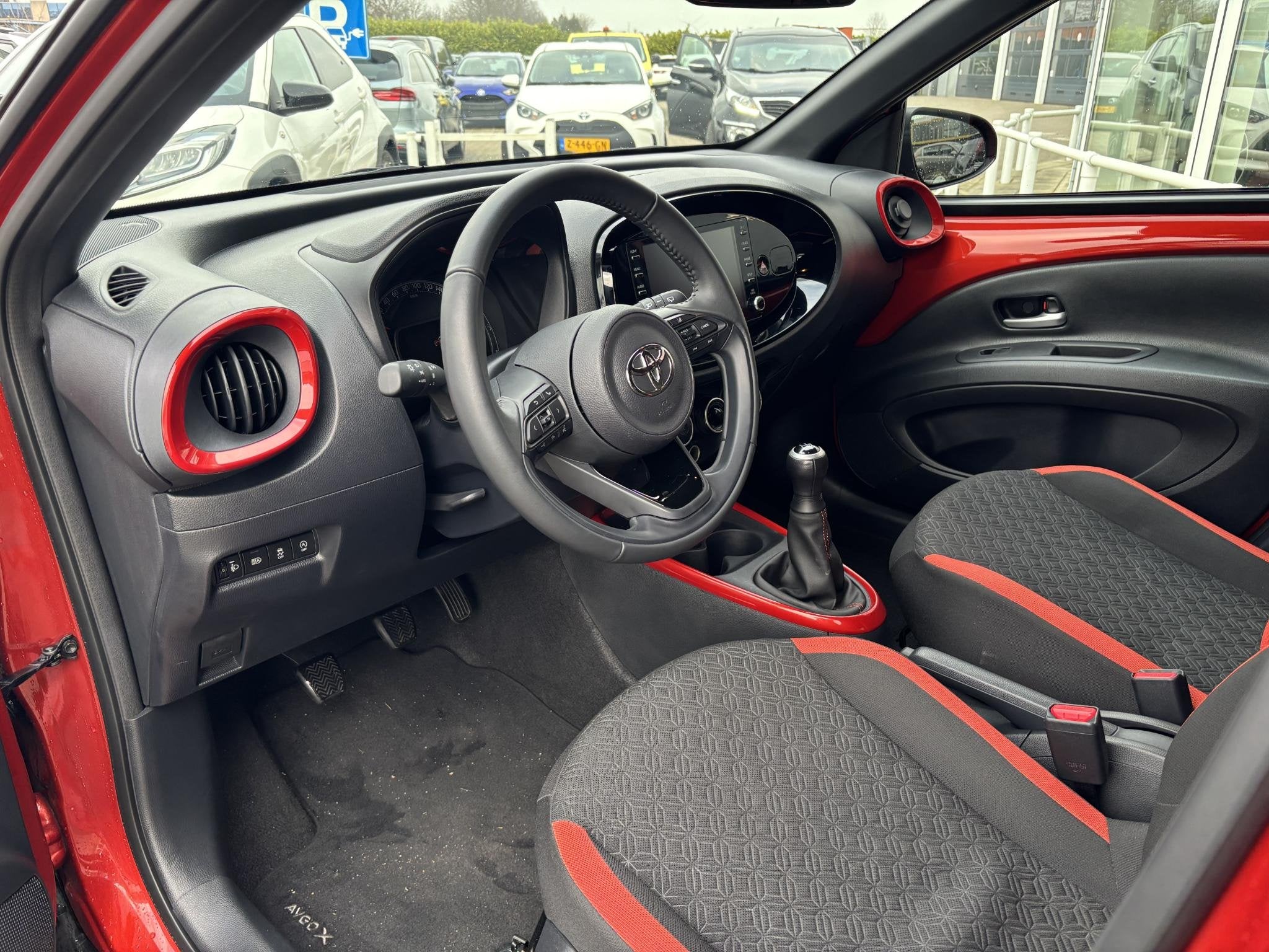 Toyota Aygo X 1.0 VVT-i MT Pulse APPLE CARPLAY/ ANDROID AUTO, Auto's, Stof, Gebruikt, Euro 6, 4 stoelen