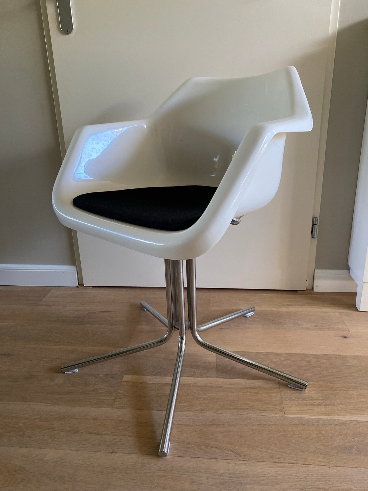 Space Age kuipstoel “Bob” met chrome poten, Huis en Inrichting, Ophalen, Kunststof, Gebruikt, Wit