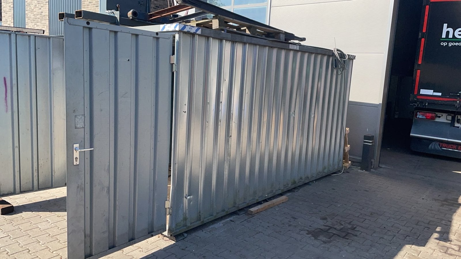 Opslagcontainer - Bodem aan vervanging toe, Ophalen