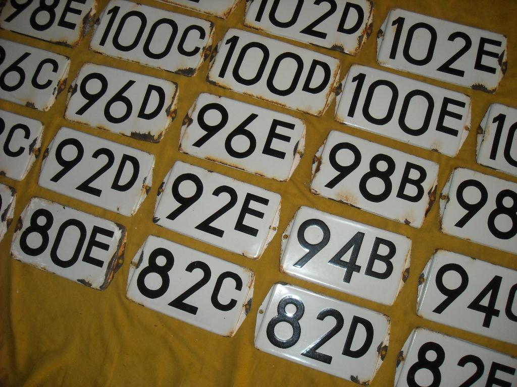 oud emaille huisnummer 100c 100d 100e 102b 102c 102d 102e, Ophalen of Verzenden